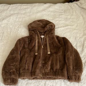 Soft faux fur cropped coat.